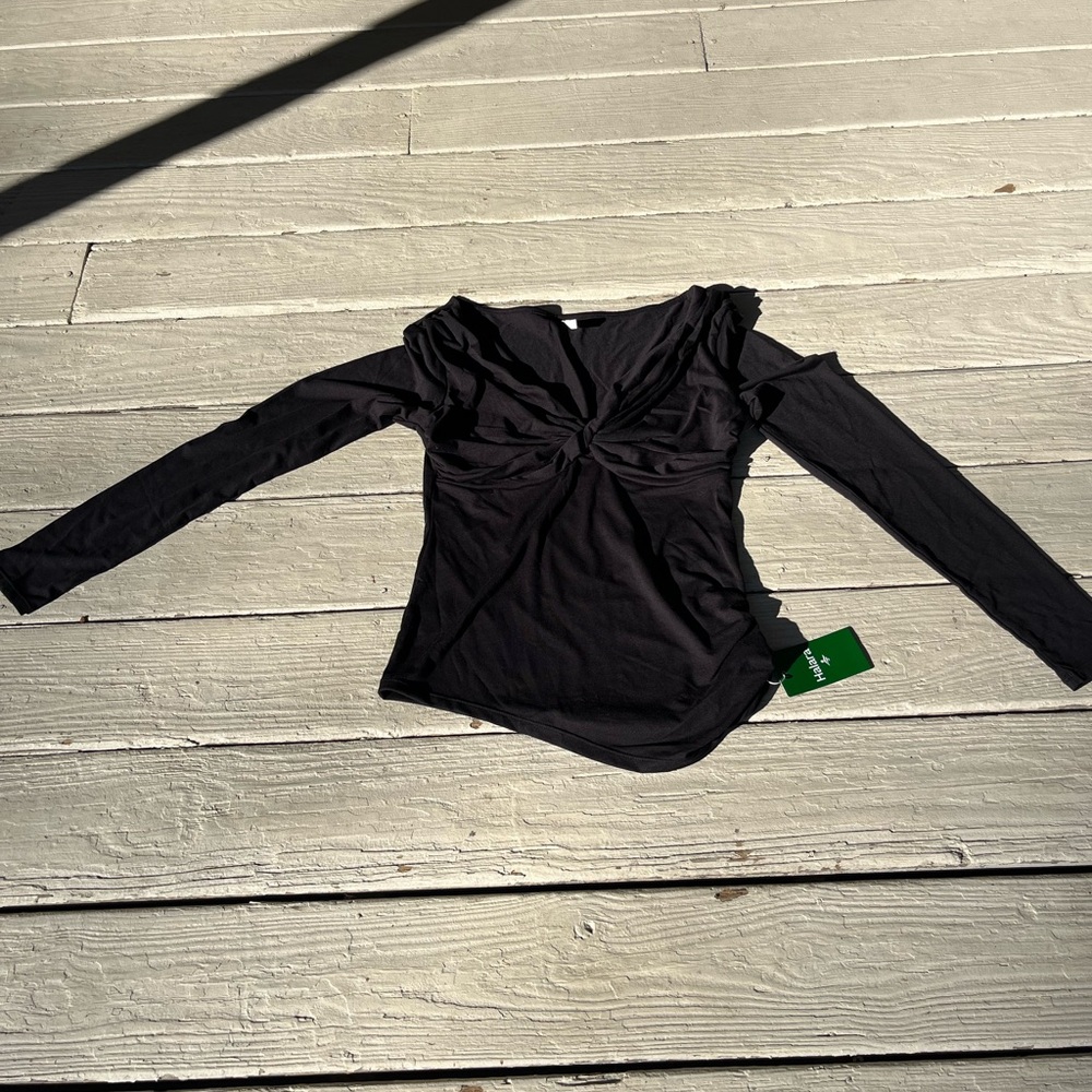 Halara new with tags black top. Twist front size medium .